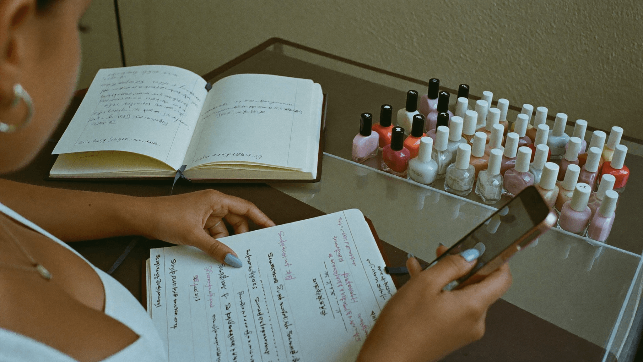 Dona de estúdio de beleza revisando pagamentos pendentes no celular, cenário de mensagem de cobrança
